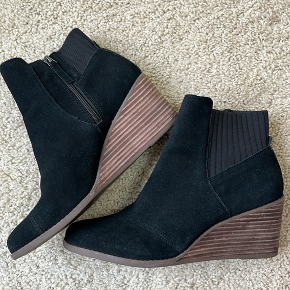 TOMS Ankle Wedge "Sadie" Booties in Back Suede w/ Ortholite Foam, Size 9 - Picture 5 of 9